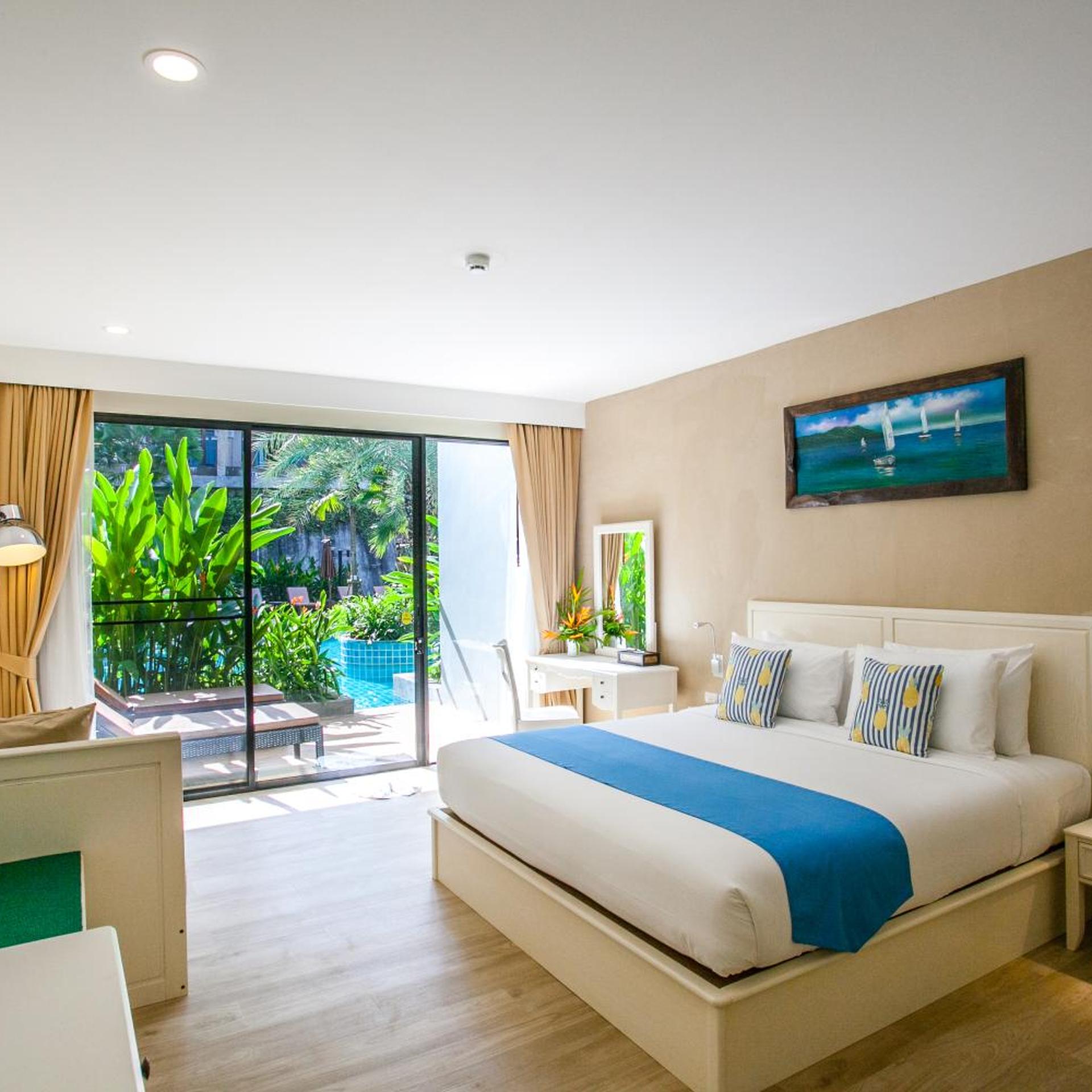 Junior Suite, King Bed, Mountain View, Pool Access