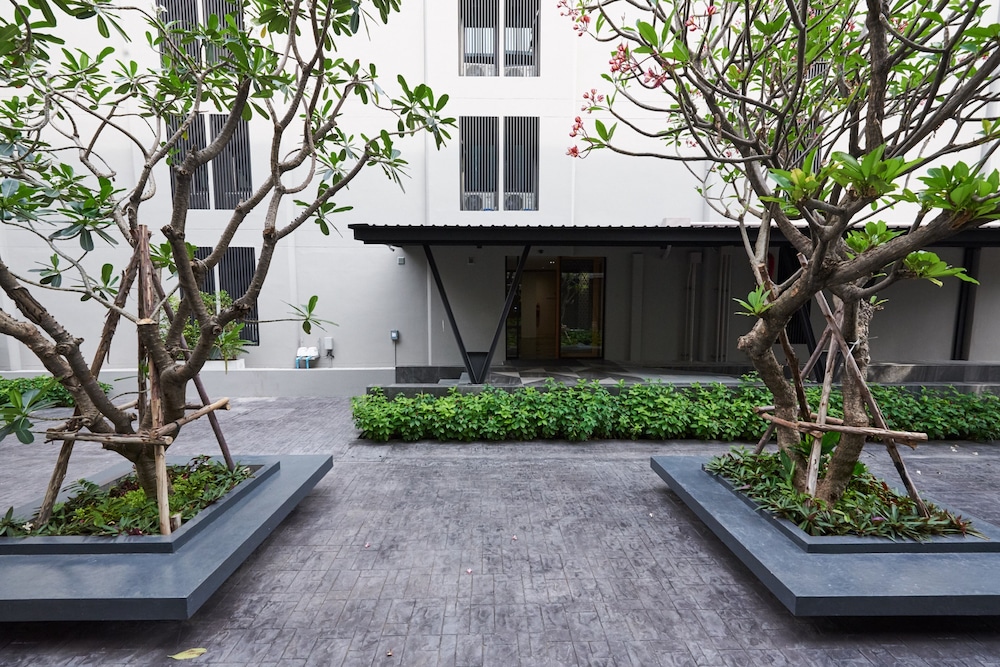Almas Hotel Bangkok 64/65
