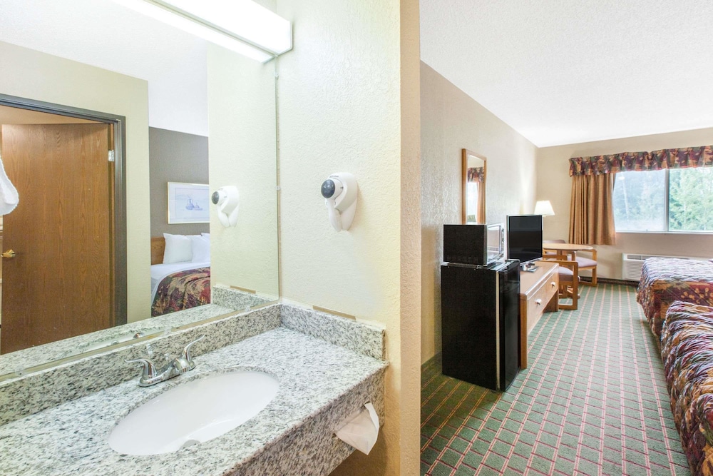 Days Inn Sault Ste Marie MI 21/23