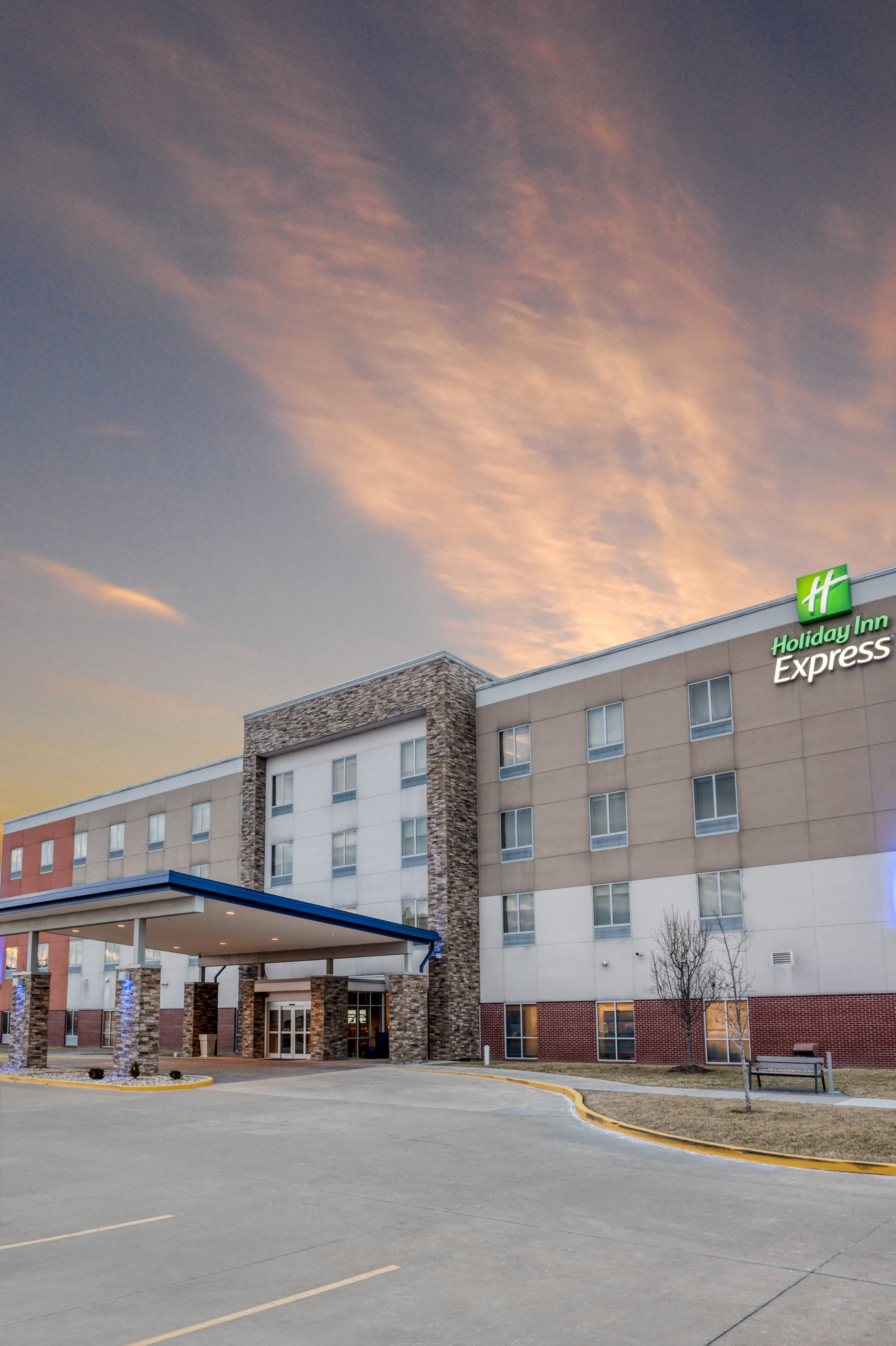 HOLIDAY INN EXPRESS TROY 48/48