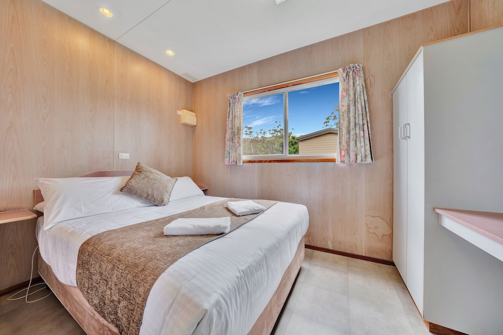 كابينة بسرير مزدوج وسرير بطابقين بغرفتي نوم، Eden Beachfront Holiday Park 5/10