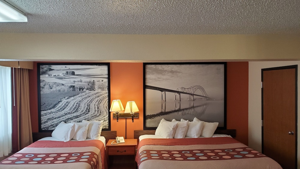 Super 8 by Wyndham Waverly 36/57