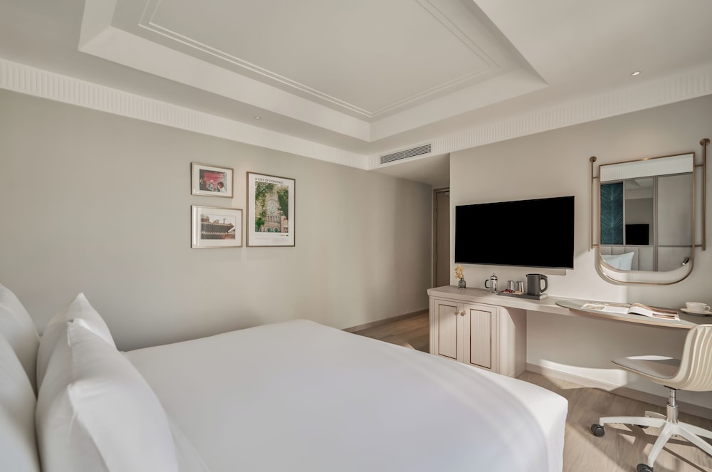 French, Junior Suite, Studio, King Bed, Balcony