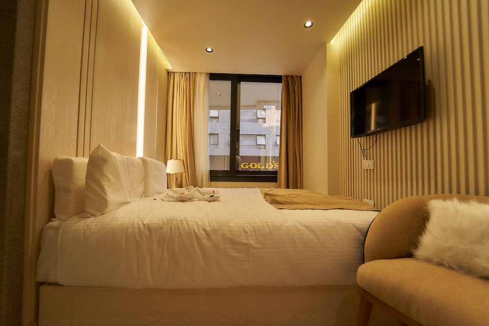 Gold’s Pyramids Hotel 24/42