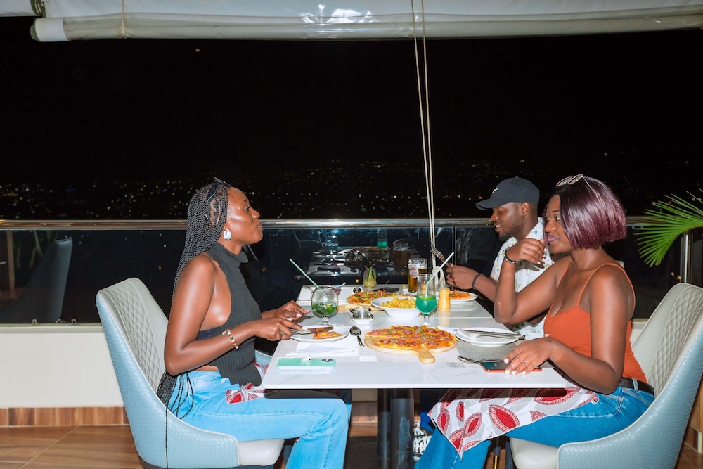 The Hut Restaurant & Boutique Hotel 46/55