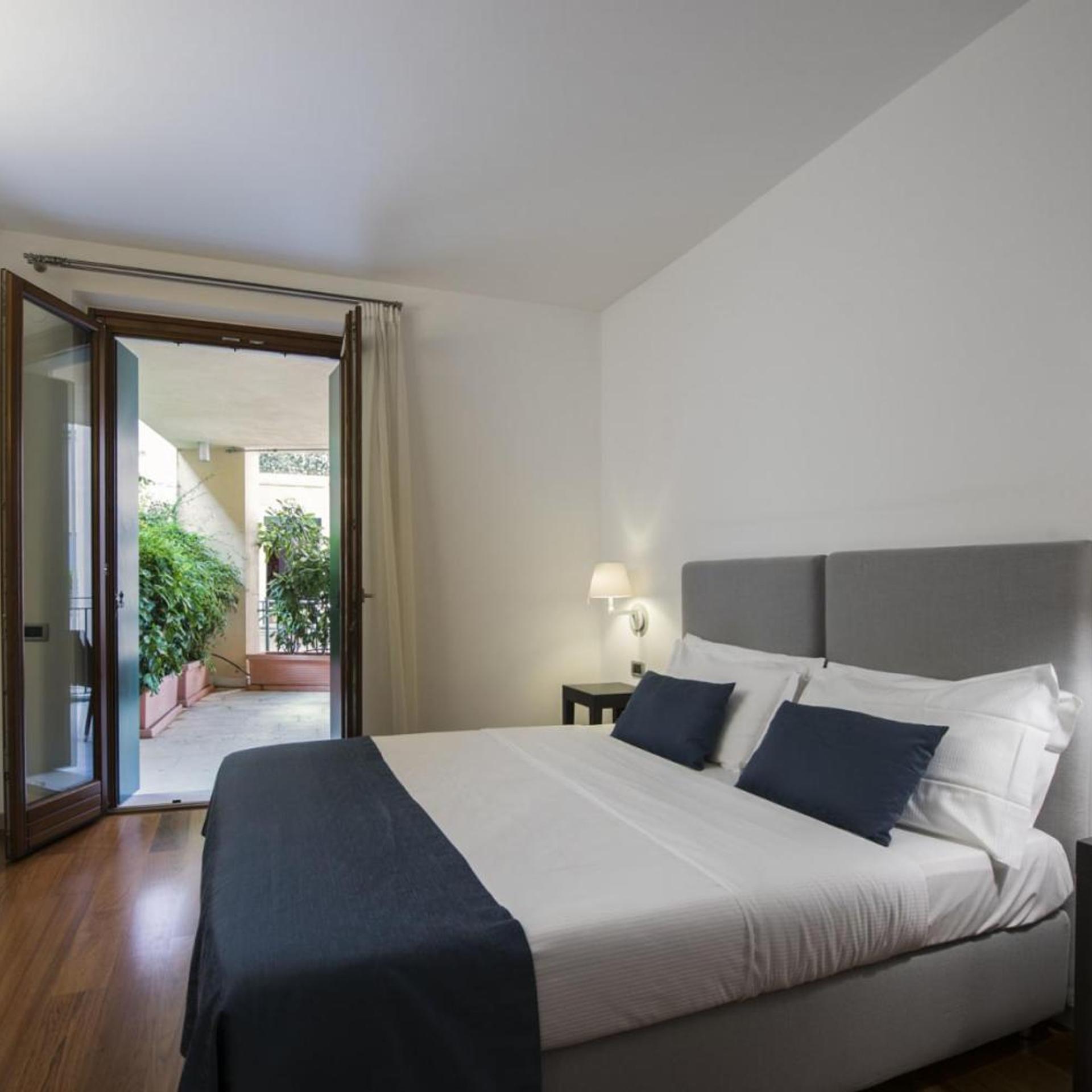 Room, Double Bed, Partial Lake View