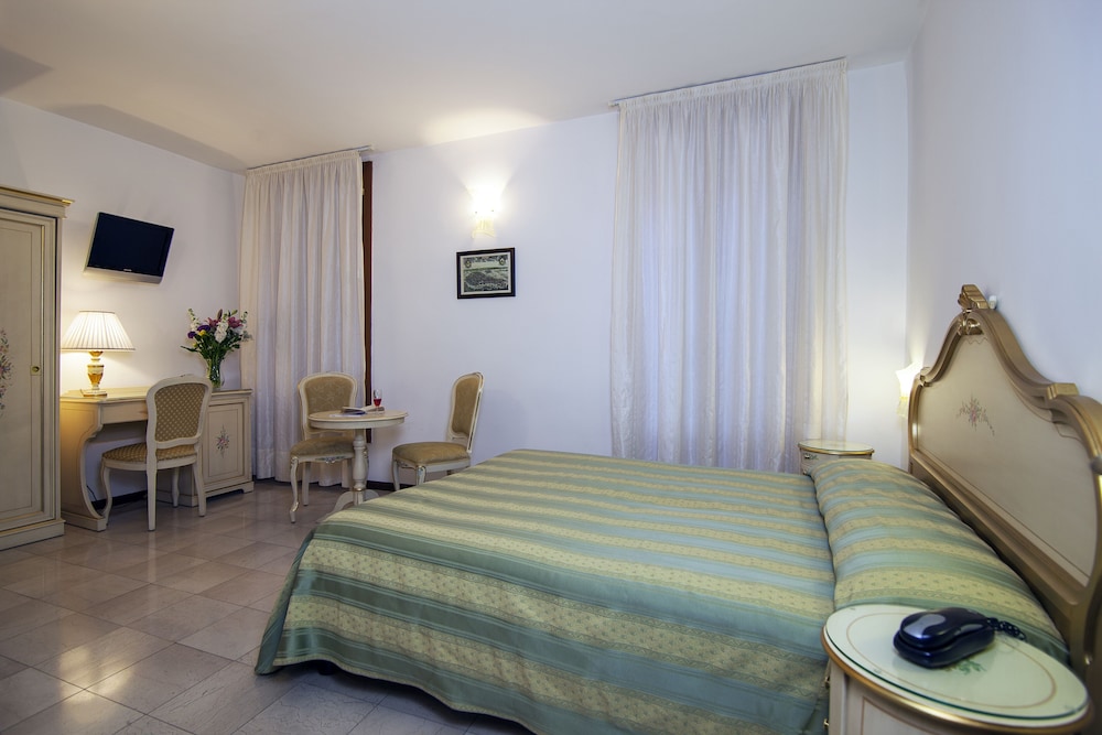 Orion Hotel 12/69