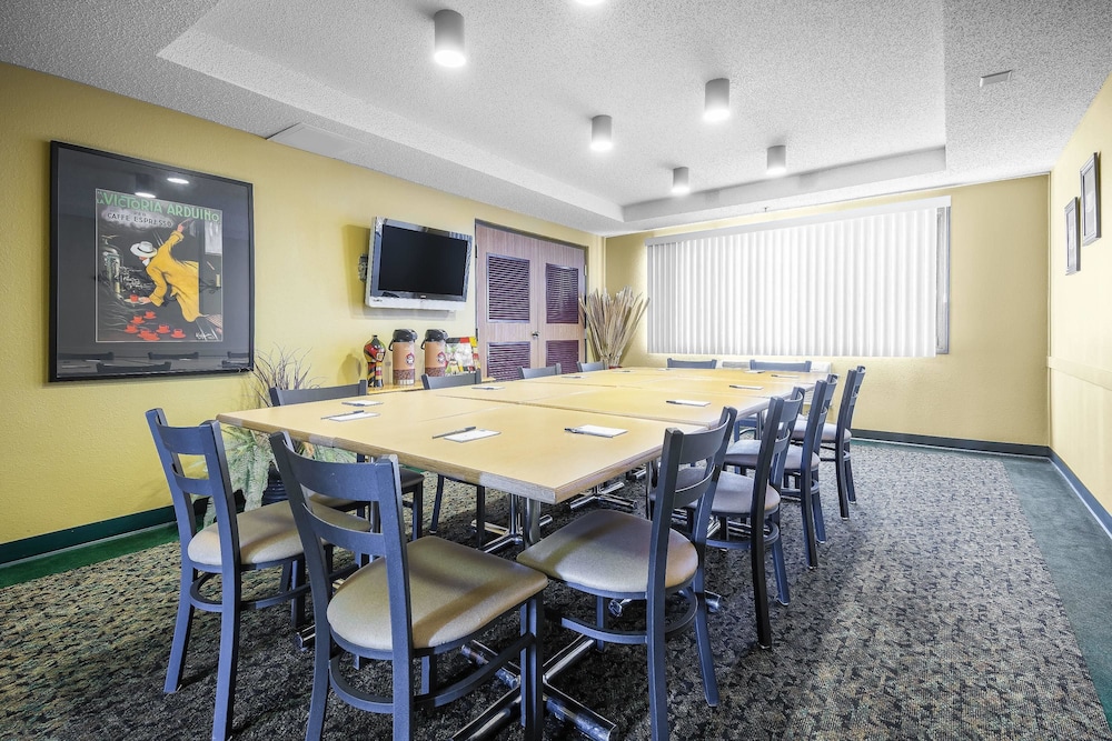 AmericInn by Wyndham Sioux Falls 34/38