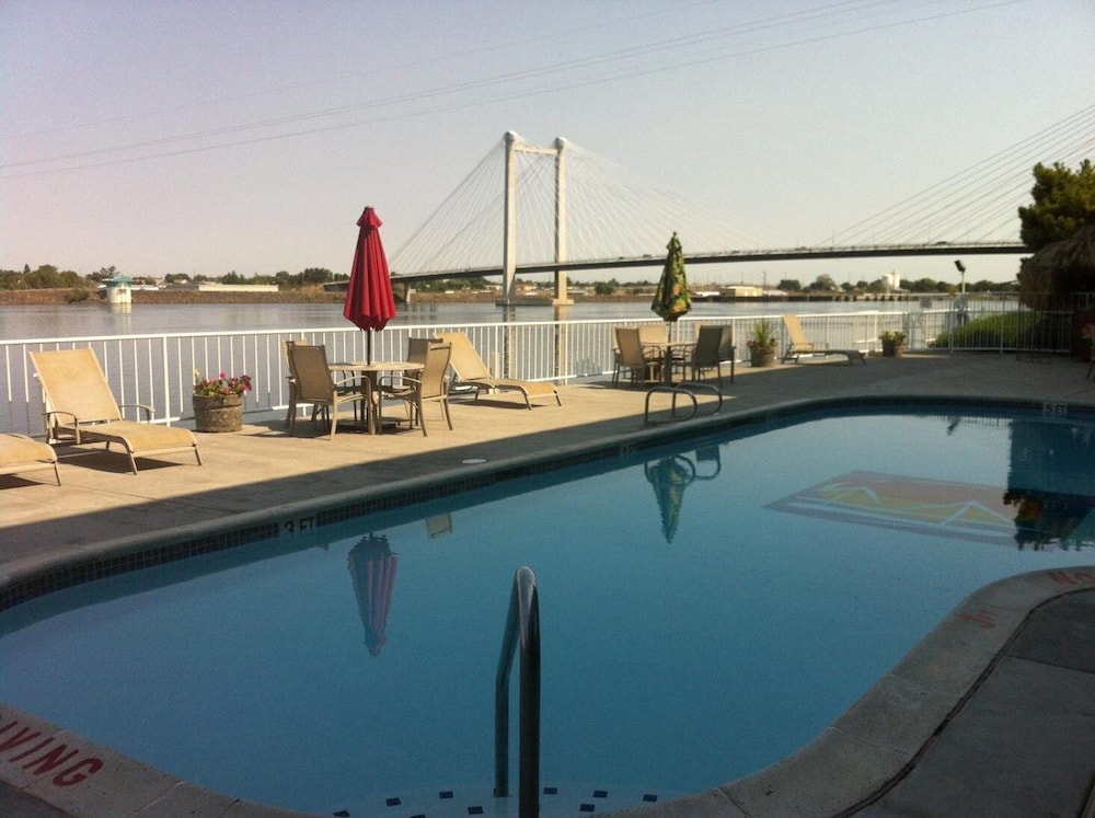 Clover Island Inn 53/54