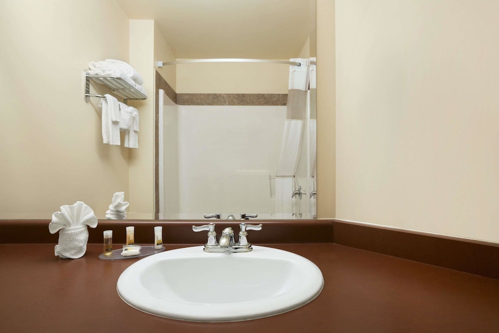 غرفة بسرير كينج، Days Inn by Wyndham Dawson Creek 8/9