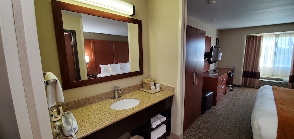 Comfort Inn Portland near I-84 and I-205 24/28