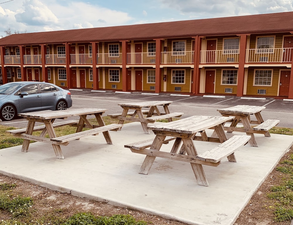 Econo Lodge Inn Suites Maingate Central 6/33