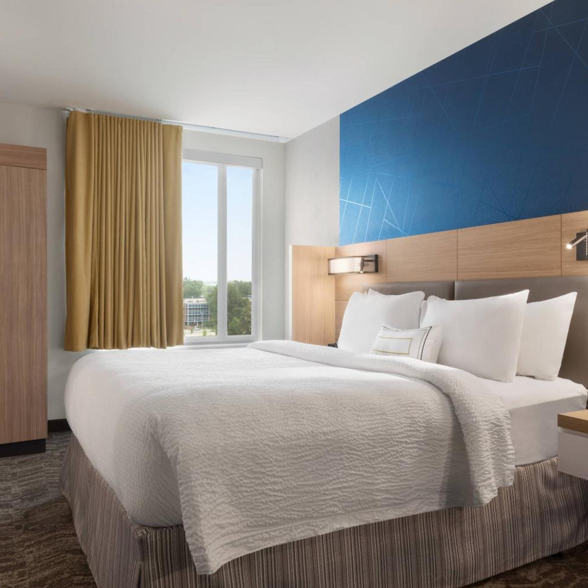 Suite, King Bed, Trundle Bed, Sofa, Accessible