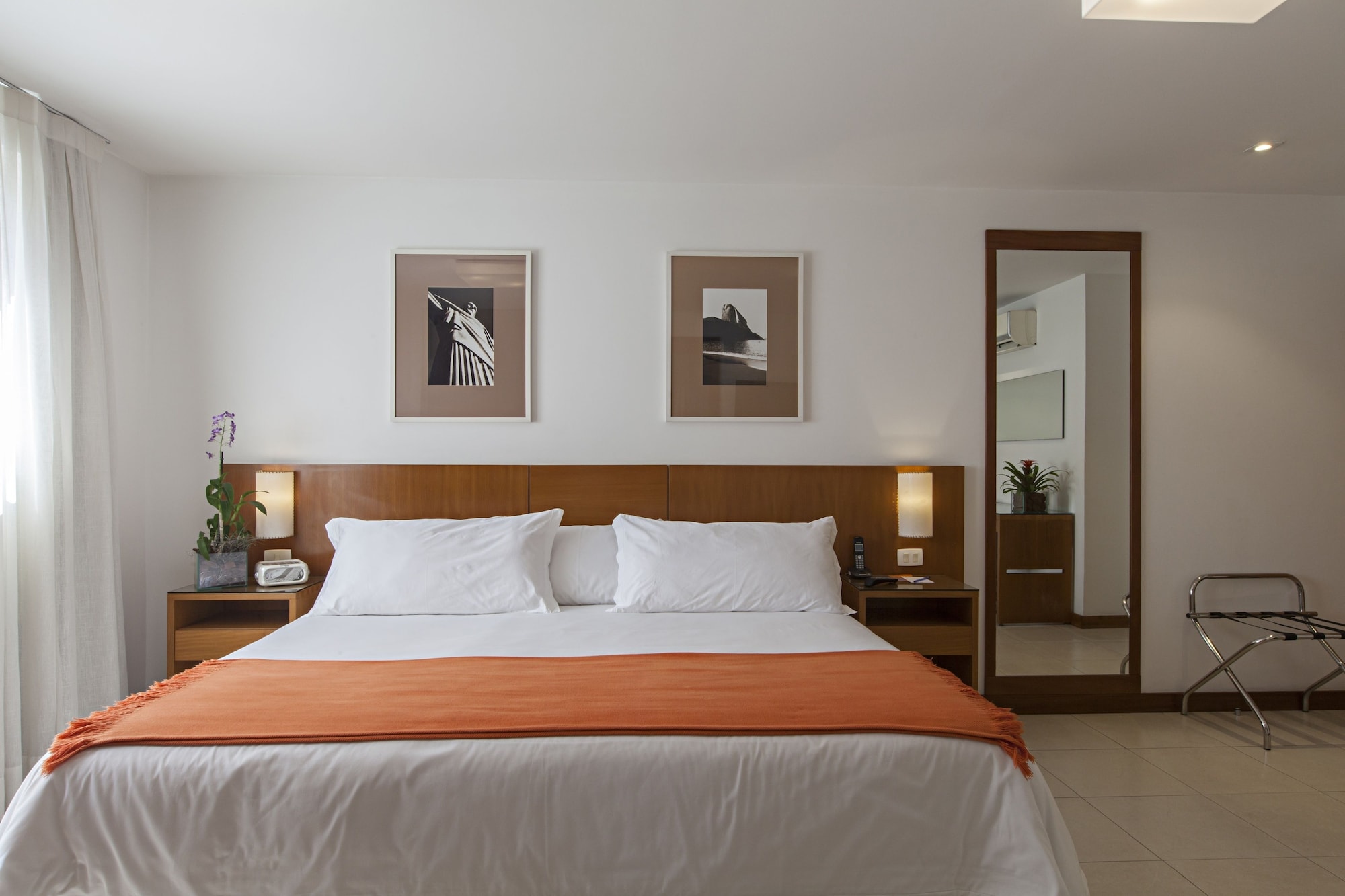 DELUXE, DOUBLE OR TWIN BED