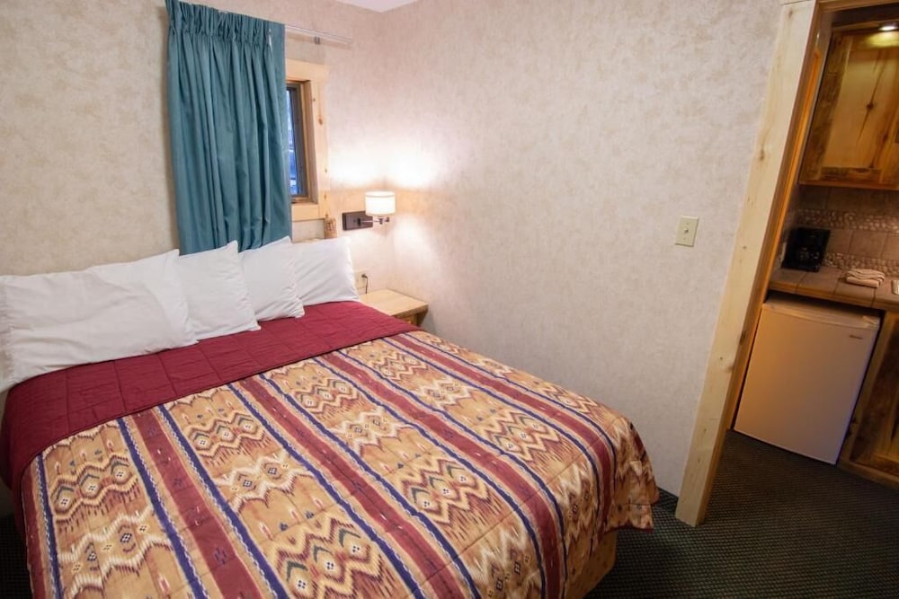 Spirit Lake Lodge and Snowmobile Rentals 15/63
