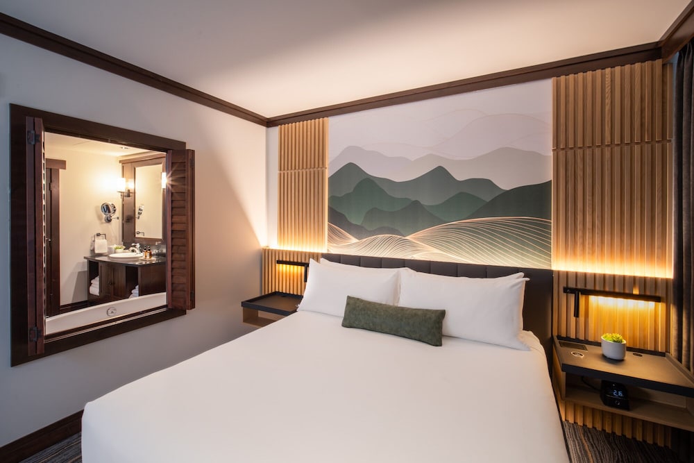 1 BEDROOM, SUITE, LAKE VIEW