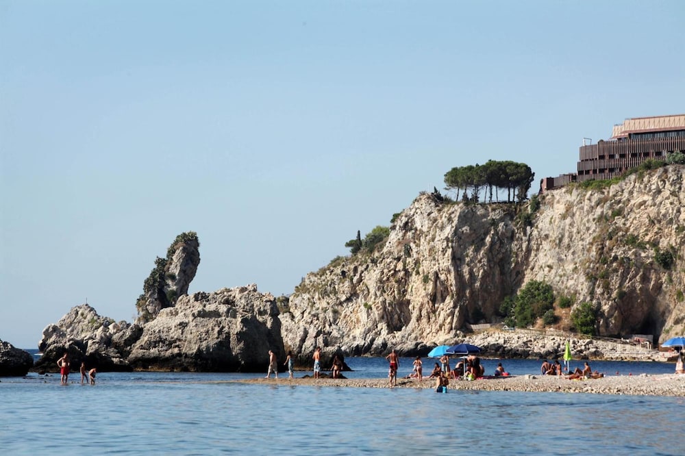 Mendolia Beach Hotel 36/47