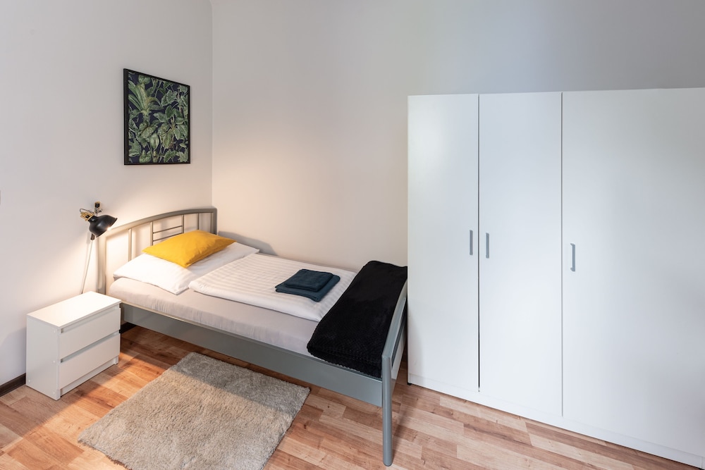 BUDGET, TWIN BEDS