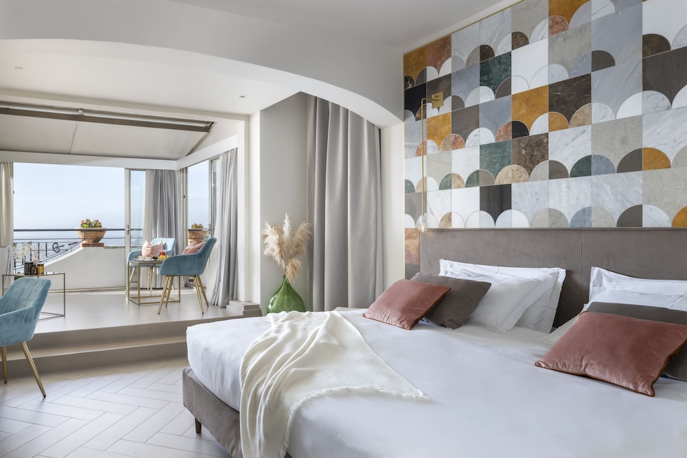 EXCLUSIVE, SUITE, SEA AND ETNA VIEW, SEA VIEW, BATHTUB