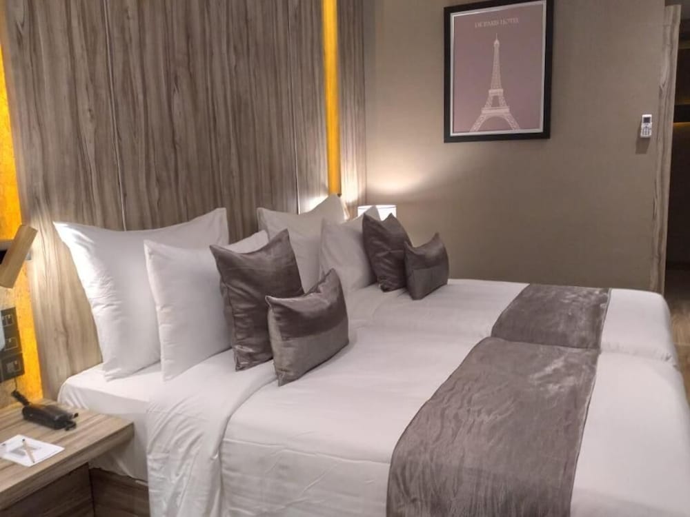De Paris Hotel 23/47