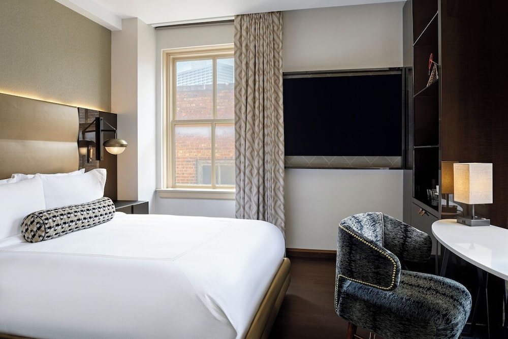 ROOM, QUEEN BED