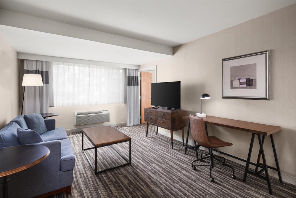 Best Western Premier Plainview-Long Island Hotel 35/52