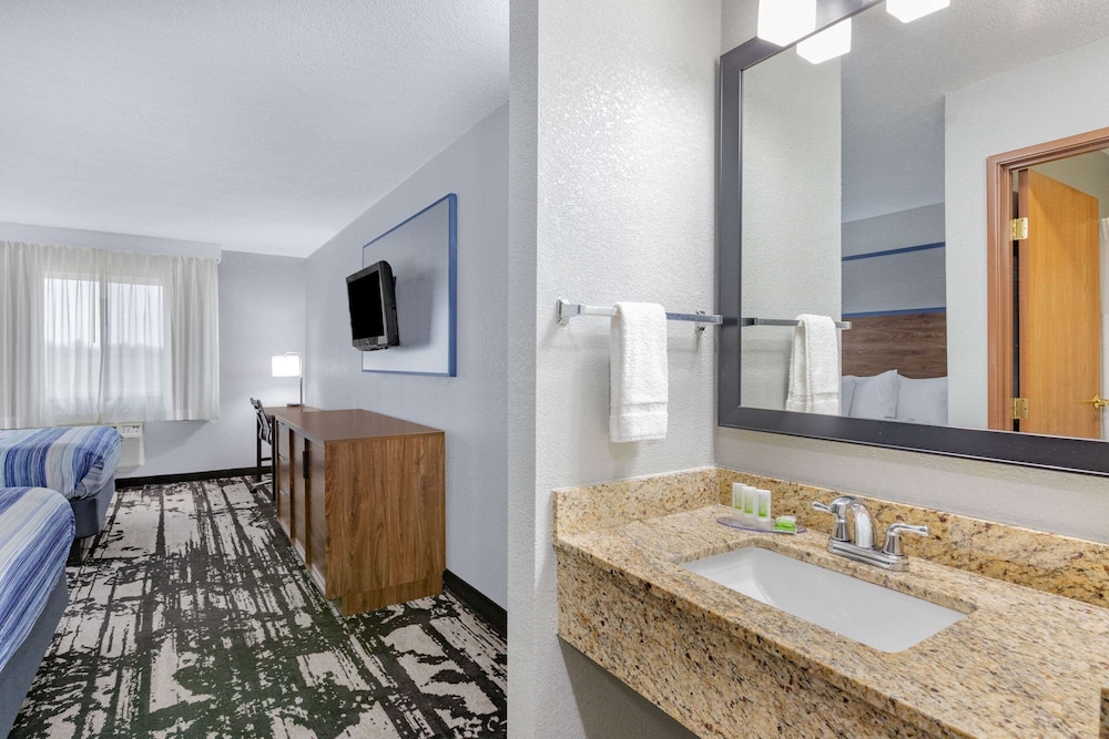 AmericInn by Wyndham Pella 20/43