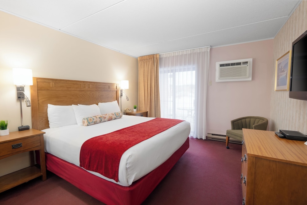 جناح بسرير كينج بإطلالة على الجبل بشرفة مع أريكة بمطبخ، Fireside Inn and Suites Gilford 2/2