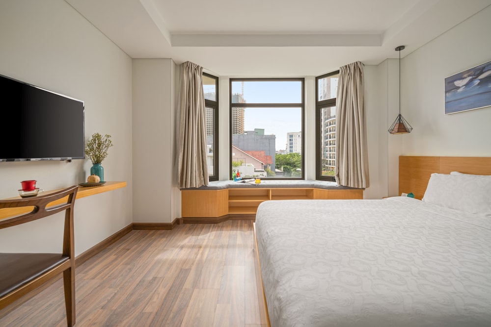 DELUXE, DOUBLE BED, CITY VIEW