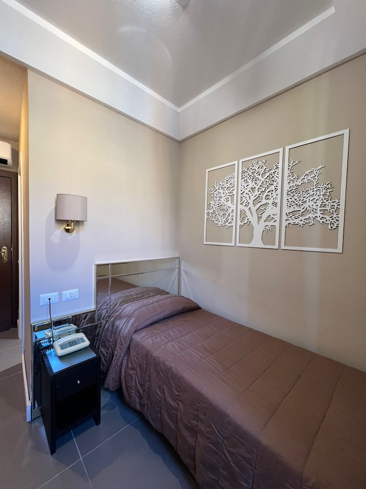 ROOM, SINGLE