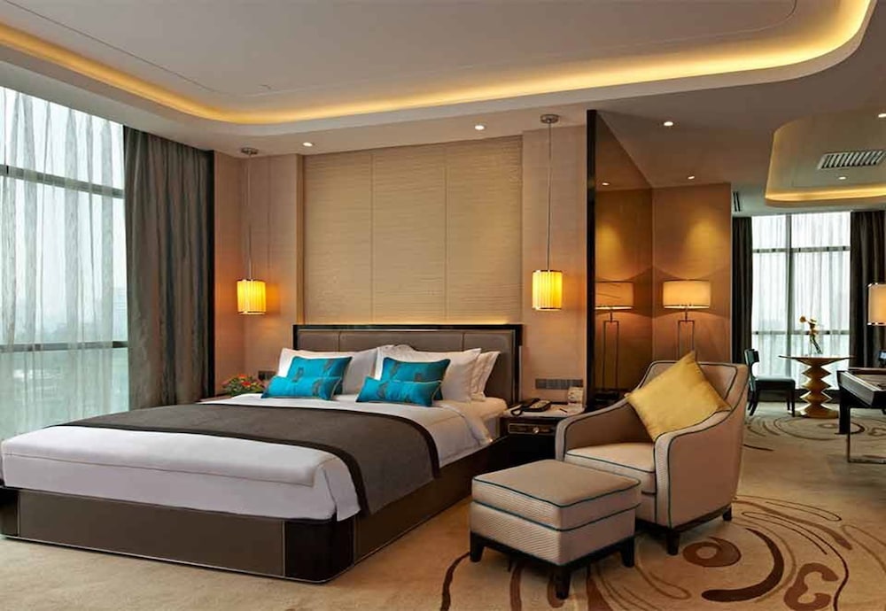 Pacific Regency Hotel Suites 23/70