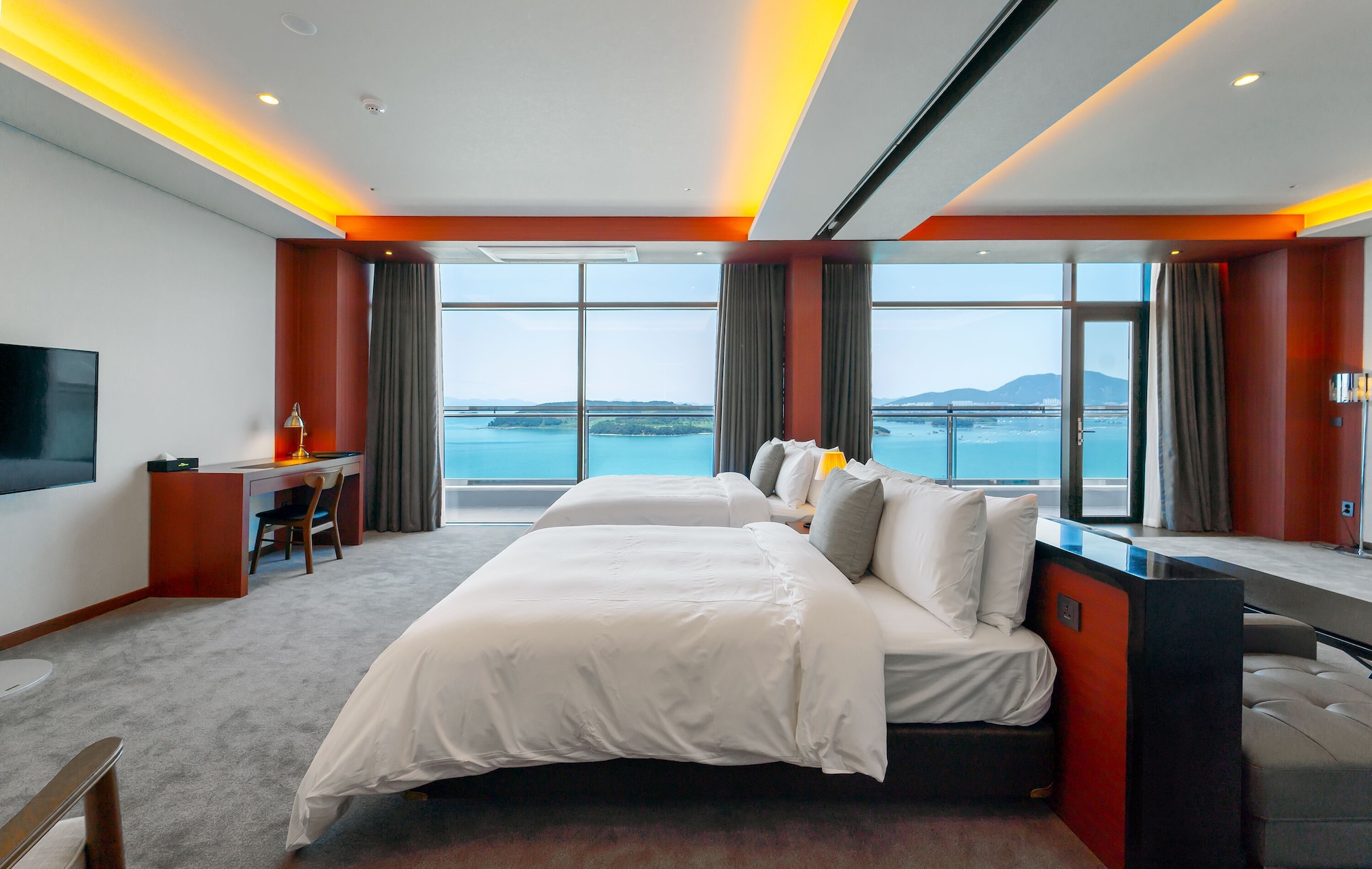 Family Suite, 1 Single and 2 Double Beds, Ocean View