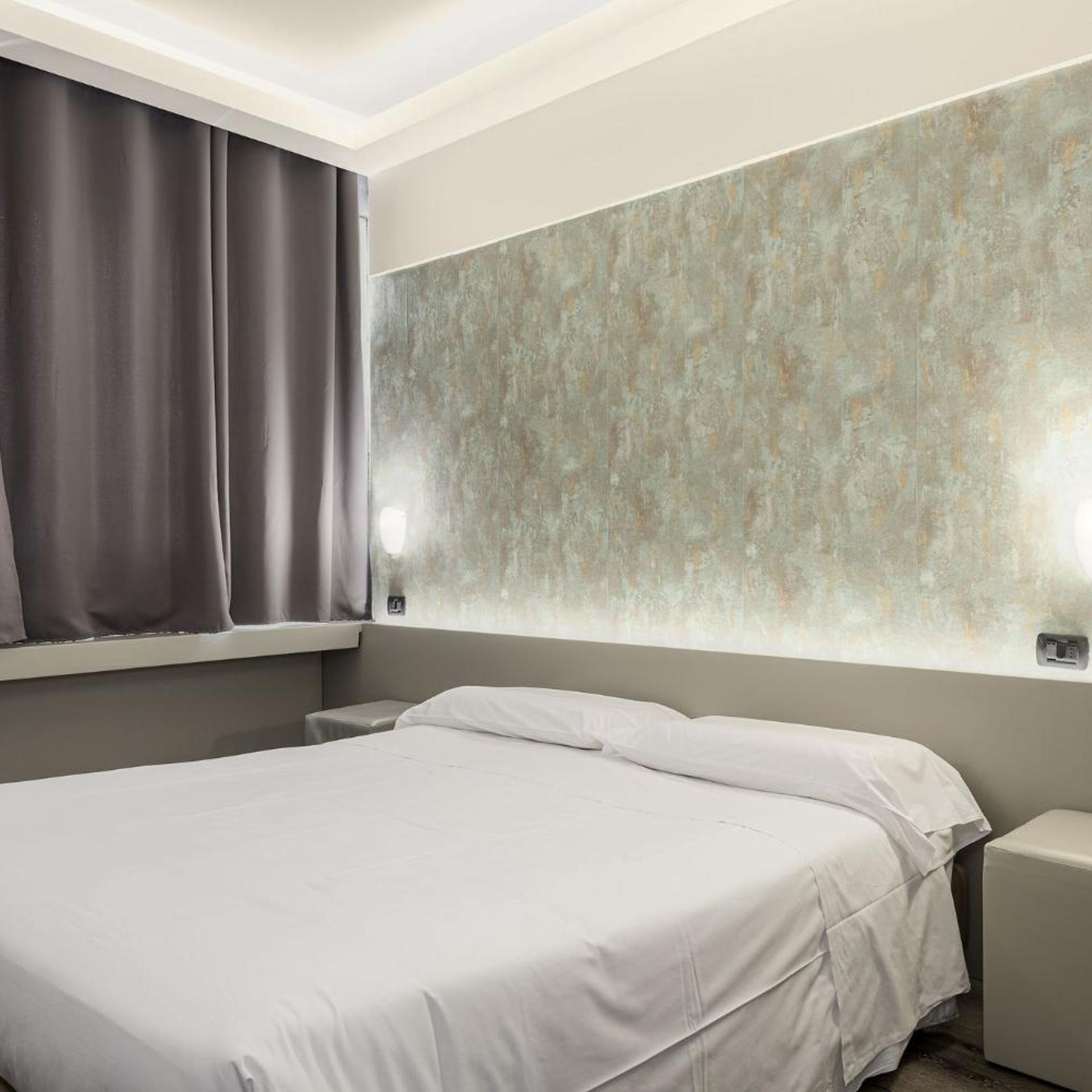 ROOM, DOUBLE BED