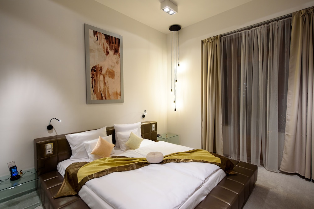 DELUXE, APARTMENT, KING BED