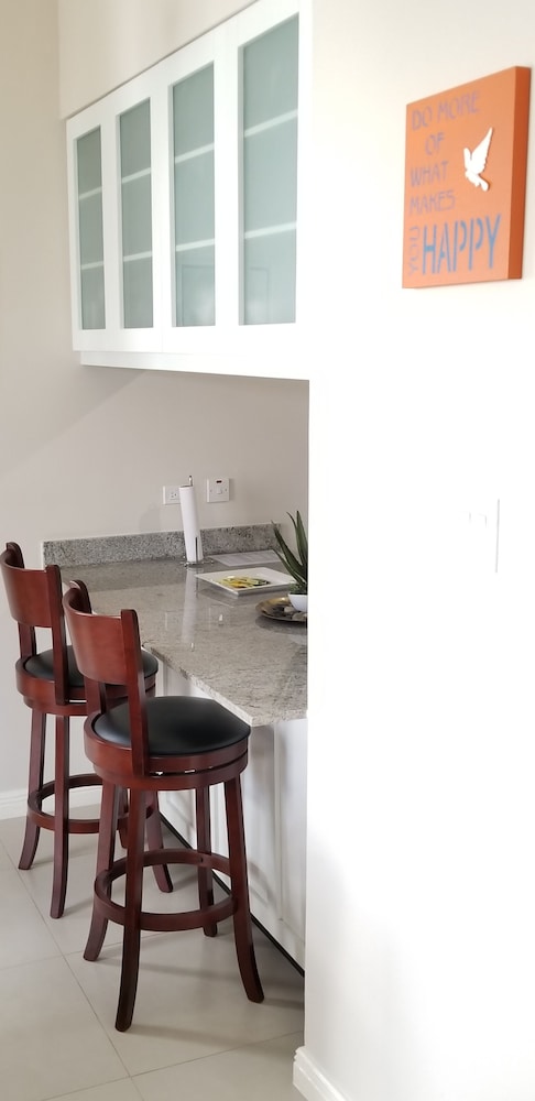 New Kingston Guest Apt At Kingsway 14/18