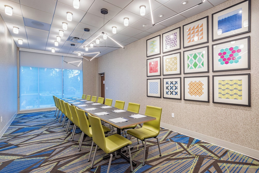 Holiday Inn Express & Suites Elkhart North 31/38