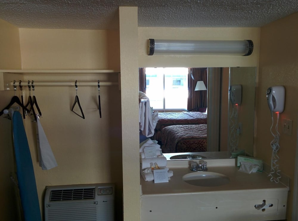 Days Inn by Wyndham Myrtle Beach-Beach Front 22/36