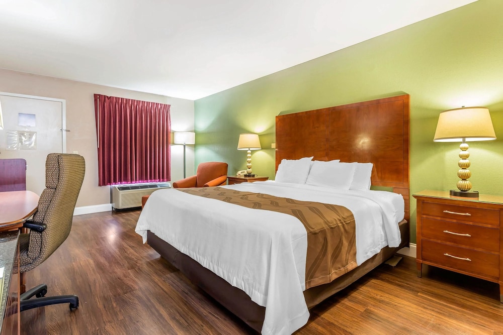 غرفة بسرير كينج لذوي الإعاقة، Quality Inn & Suites near Robins Air Force Base 2/10