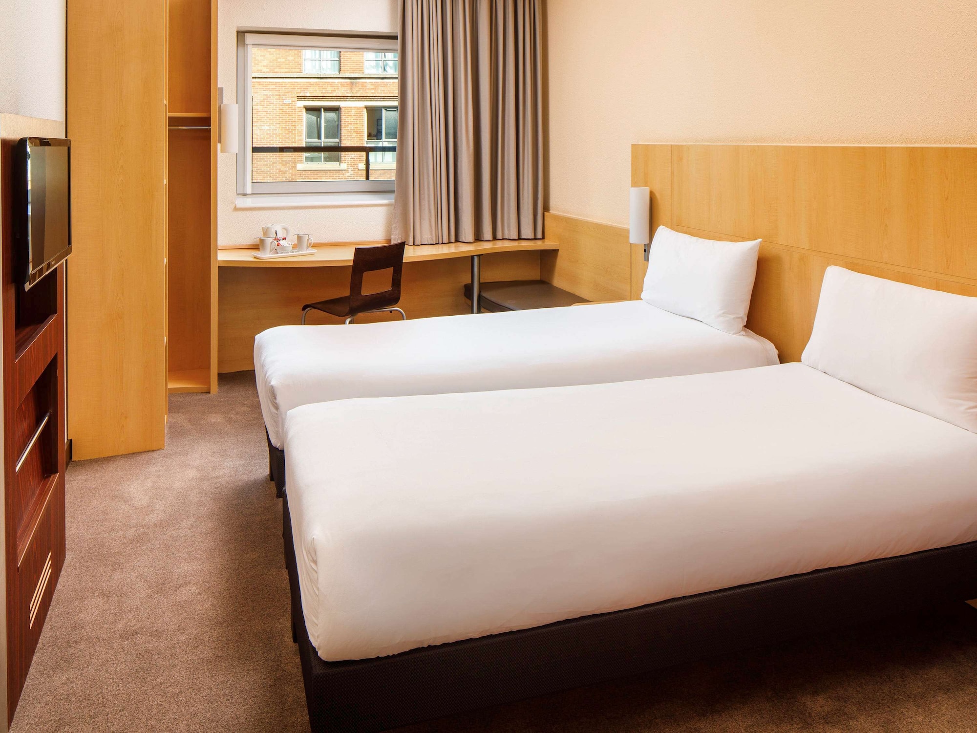 ROOM, TWIN BEDS