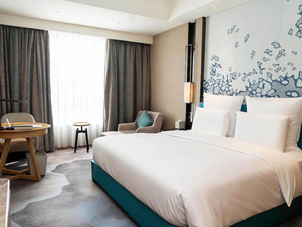DELUXE, KING BED