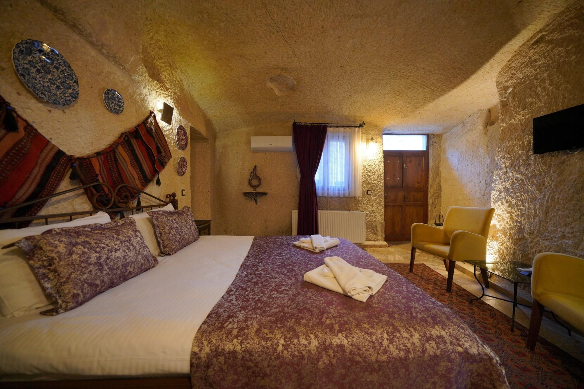 Cave, Deluxe, Double Bed, Hot Tub