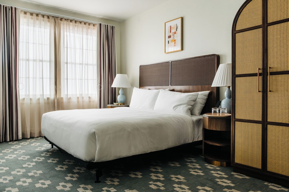 DELUXE, KING BED, ACCESSIBLE