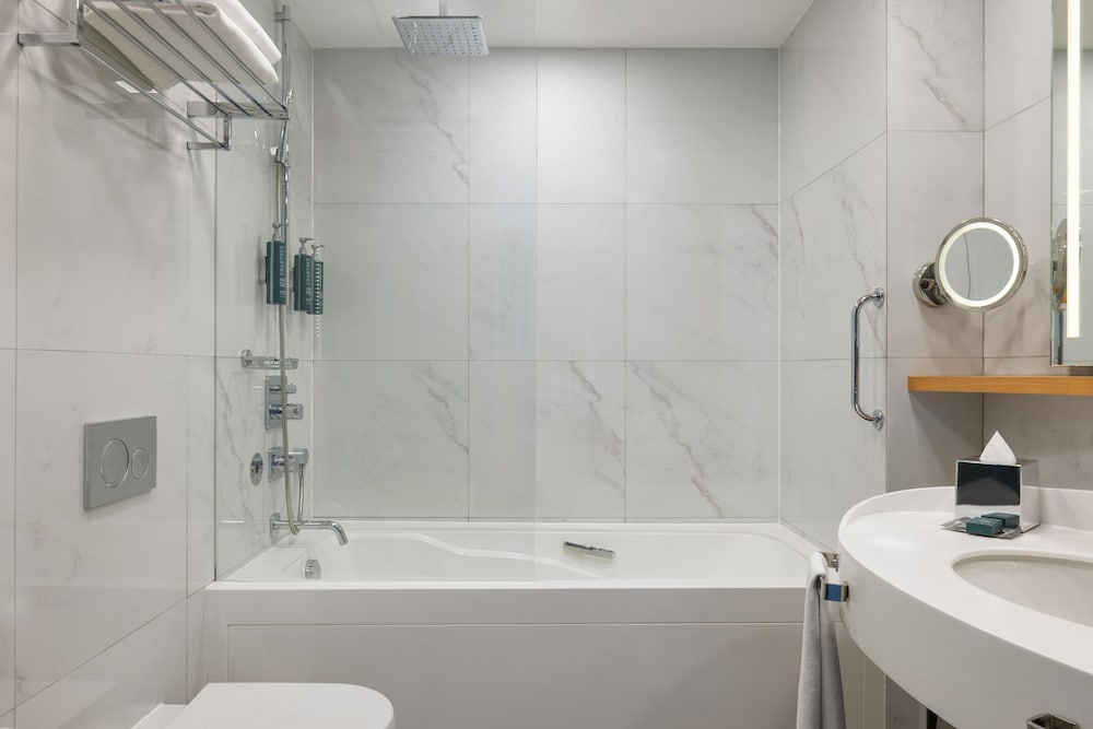 جناح عائلي بسرير كينج بإطلالة على البحر بحوض استحمام، Doubletree By Hilton Hotel Istanbul - Moda 6/7