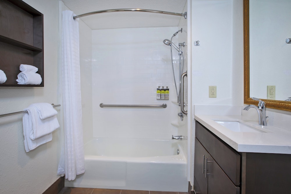 Candlewood Suites Grand Rapids Airport, an IHG Hotel 50/53