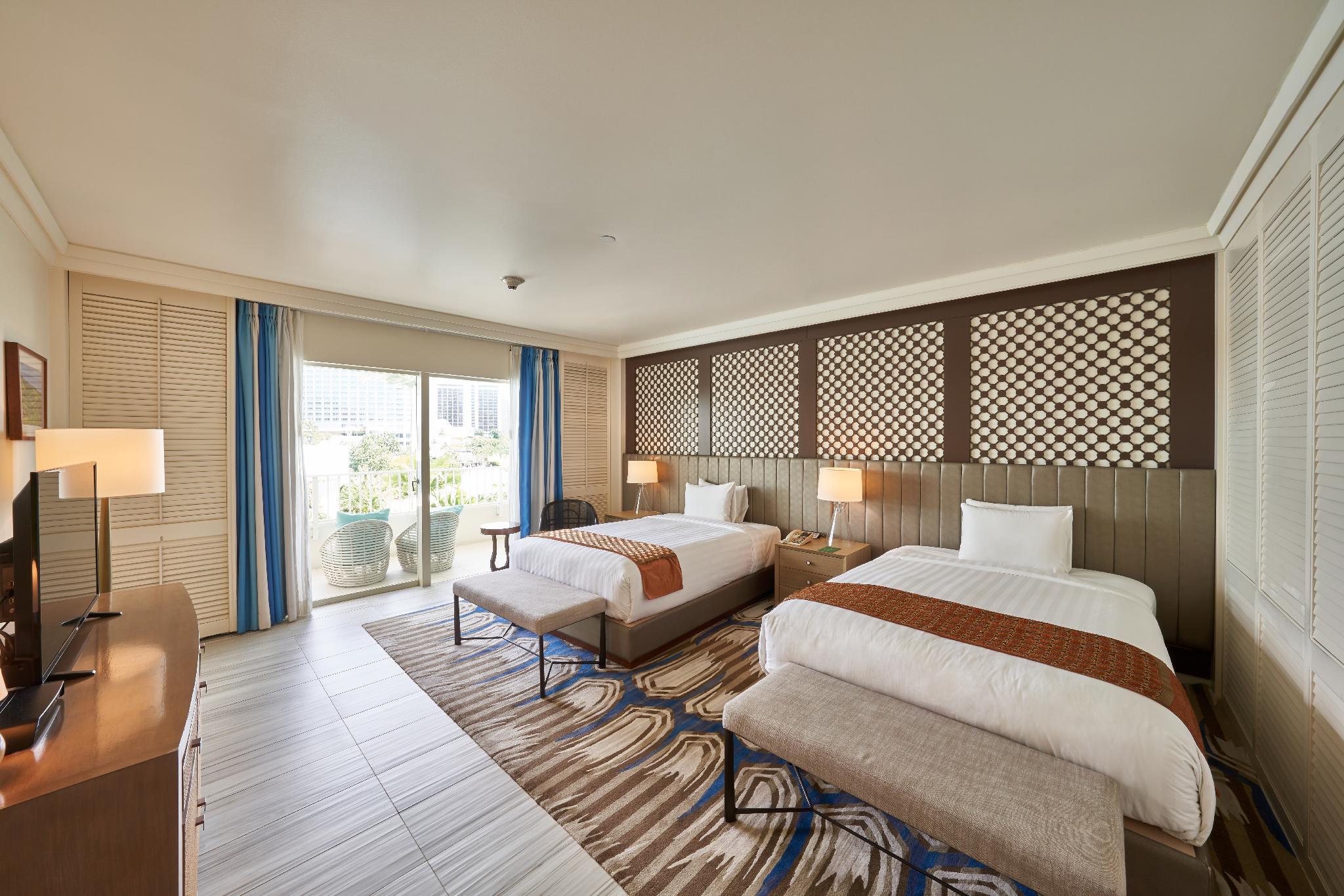 Suite, Pool Side