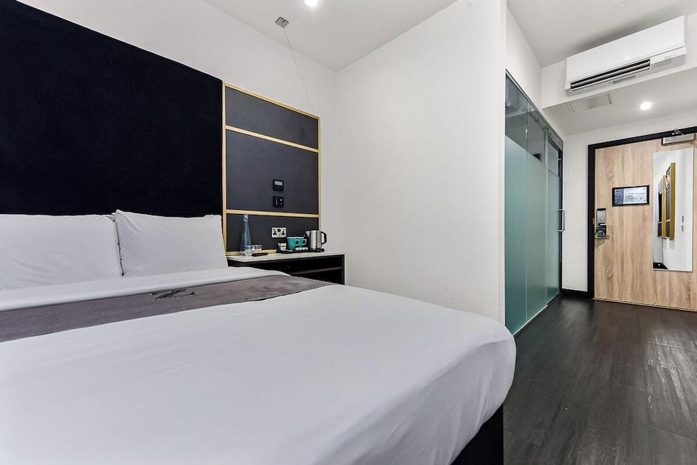 Room, King Bed, No Window, Accessible