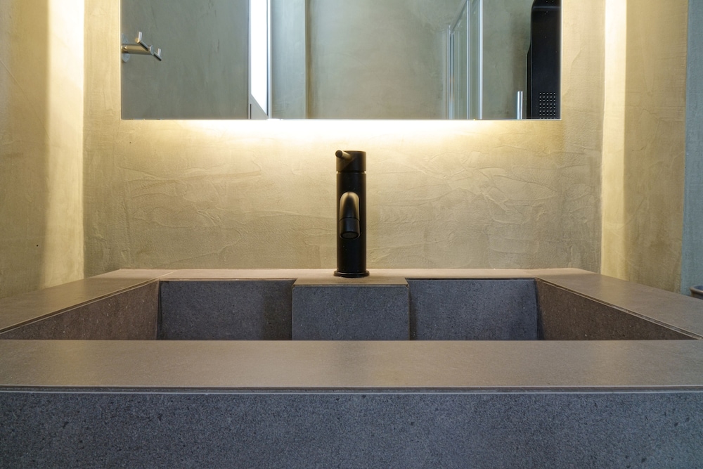 Athens Version Luxury Suites 8/70