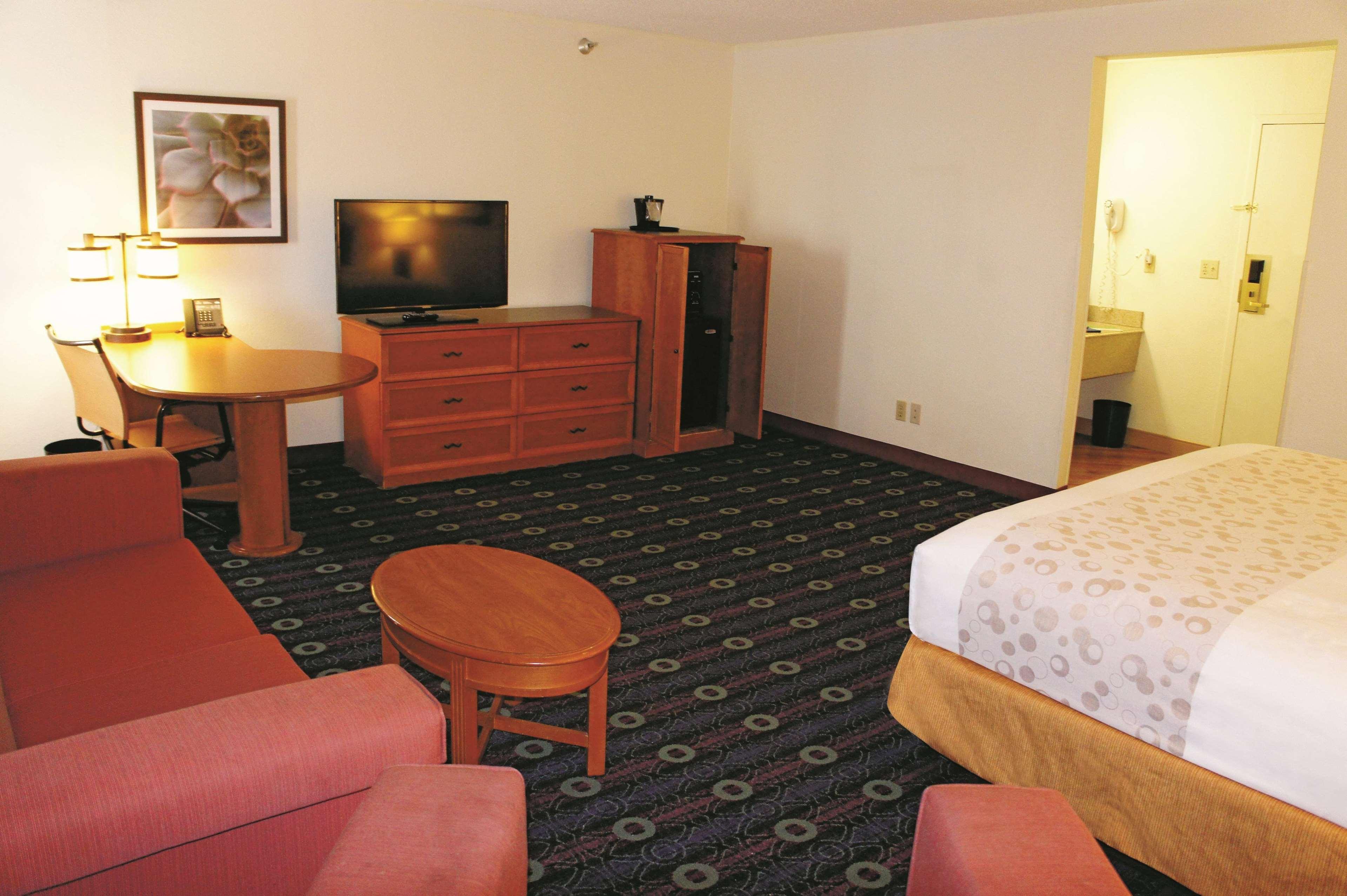 Hotel Kansas City North 12/15