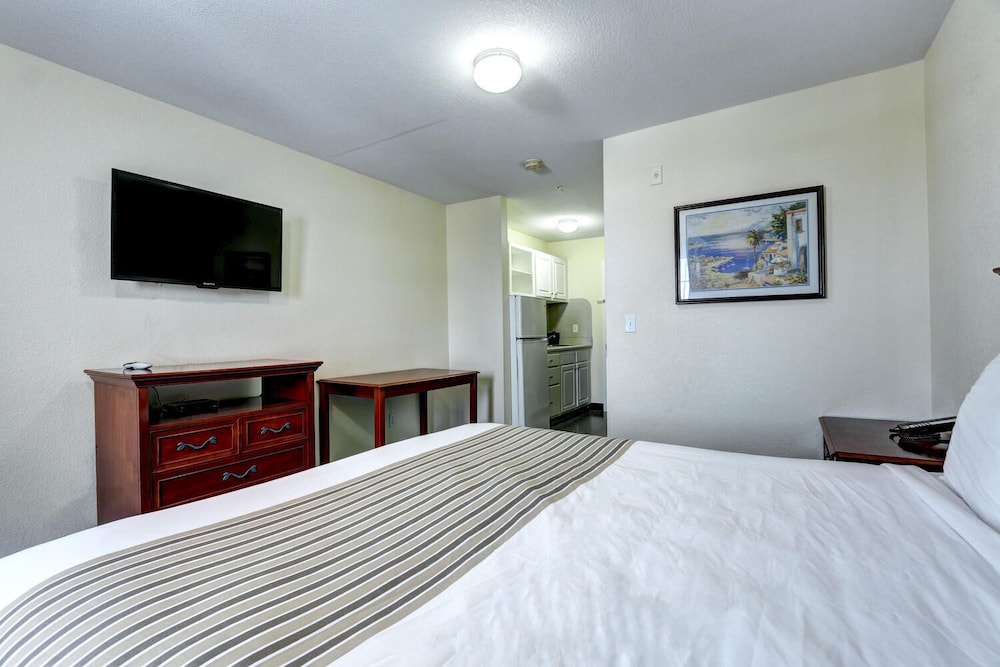 Suburban Studios Westminster Denver North 8/33