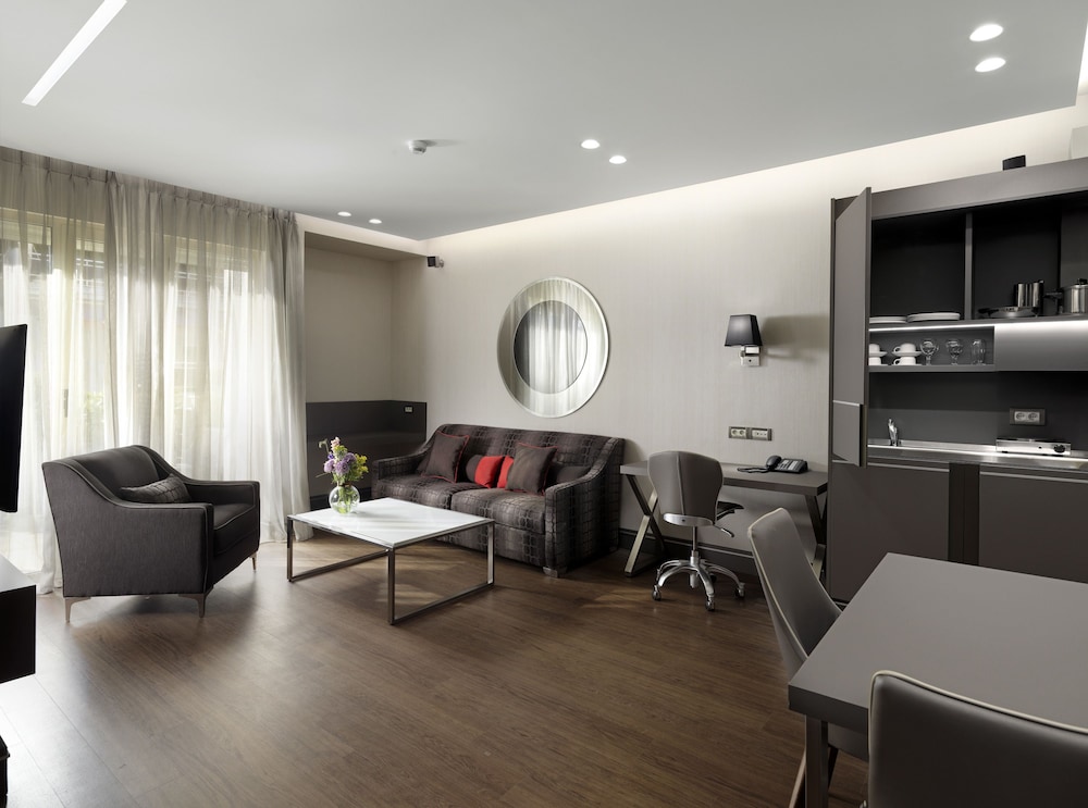 Holiday Suites 23/34